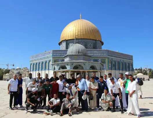 بعد تأهلهم من قلب القدس.. لاعبو الرجاء يزورون المسجد الأقصى (صور)