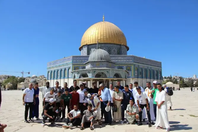 بعد تأهلهم من قلب القدس.. لاعبو الرجاء يزورون المسجد الأقصى (صور)