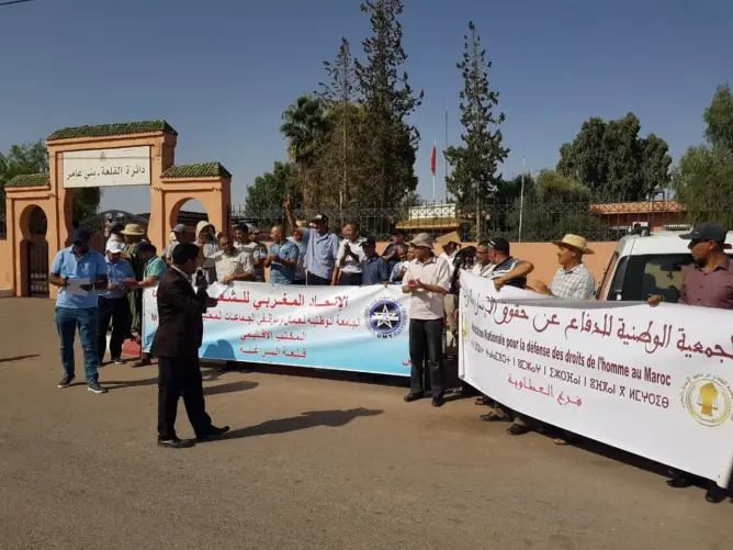 متابعة حقوقيين تدفع جمعية حقوقية للاحتجاج أمام المحكمة بـالسراغنة