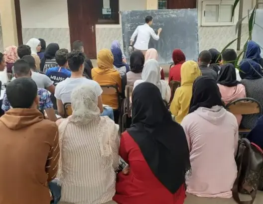 بعد إغلاق قاعات.. طلبة بأكادير يختارون الدراسة في ساحة الكلية (صور)