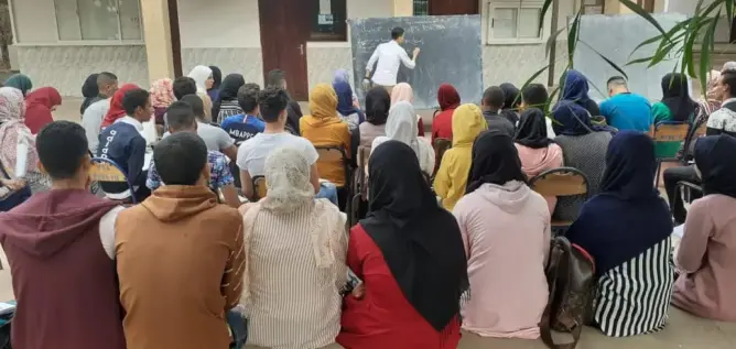 بعد إغلاق قاعات.. طلبة بأكادير يختارون الدراسة في ساحة الكلية (صور)