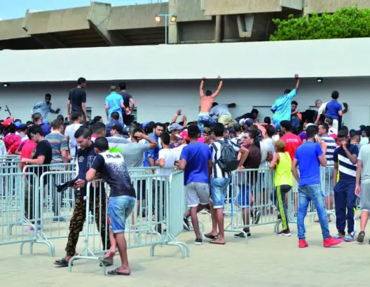 الفوضى تسبق مباراة “الديربي” بين الوداد والرجاء