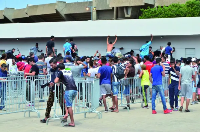 الفوضى تسبق مباراة “الديربي” بين الوداد والرجاء