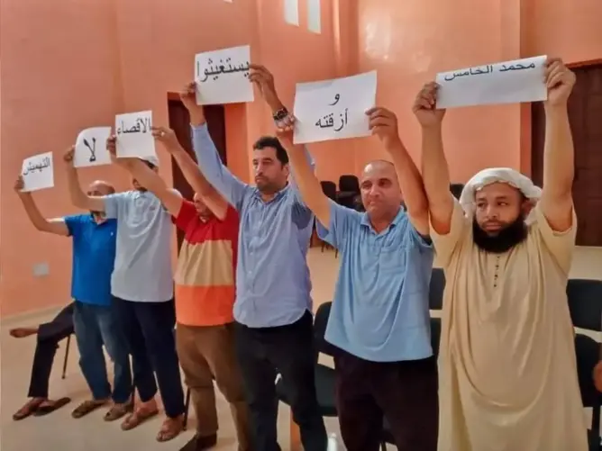 تجار يفتتحون دورة مجلس طانطان بالإحتجاج