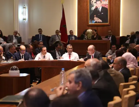البيجيدي يهاجم بنك المغرب ونادي القضاة ويشيد بالعفو عن هاجر