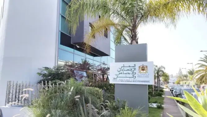 المجلس الاقتصادي: غموض الاختصاصات بين الدولة والمجالس الترابية يُعيق تنزيل الجهوية المتقدمة