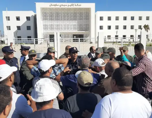 موظفون وأجراء يحتجون ضد “العمران” بسيدي سليمان .. والأمن يتدخل (صور)