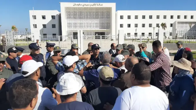موظفون وأجراء يحتجون ضد “العمران” بسيدي سليمان .. والأمن يتدخل (صور)