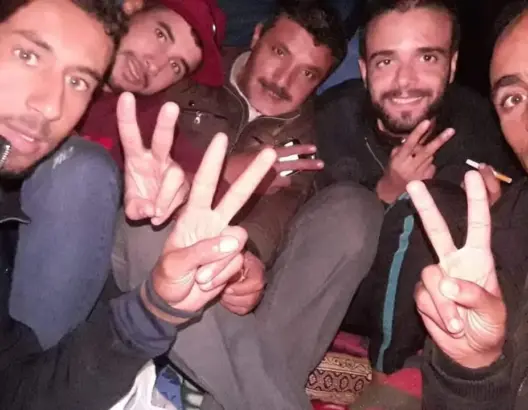 “الشغل أو السجن”.. معتقلون سابقون بحراك جرادة يعتصمون في العراء (صور)