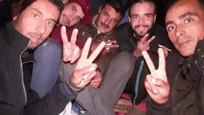 “الشغل أو السجن”.. معتقلون سابقون بحراك جرادة يعتصمون في العراء (صور)