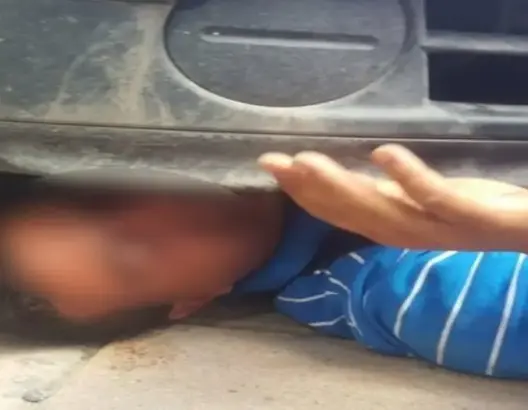 بائع يرتمي تحت عجلات سيارة رجل سلطة بزاكورة