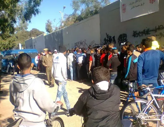 جماهير الحسنية غاضبة من شبابيك بيع التذاكر .. والسلطات تتدخل