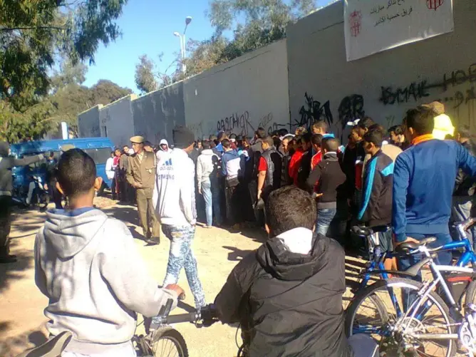 جماهير الحسنية غاضبة من شبابيك بيع التذاكر .. والسلطات تتدخل