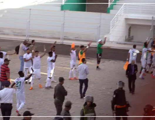 احتفالية رهيبة لجماهير الدفاع الجديدي مع اللاعبين (فيديو)