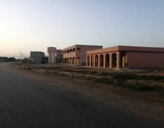  تُهدد سلامة التلاميذ.. مدرسة بدون سور ضواحي مراكش  (صور)