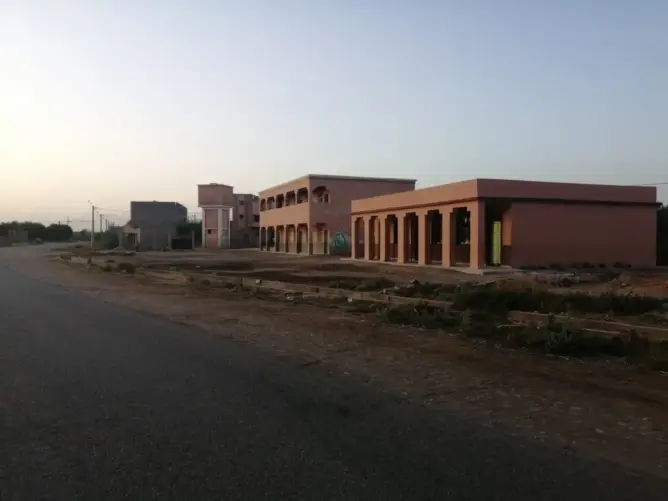  تُهدد سلامة التلاميذ.. مدرسة بدون سور ضواحي مراكش  (صور)