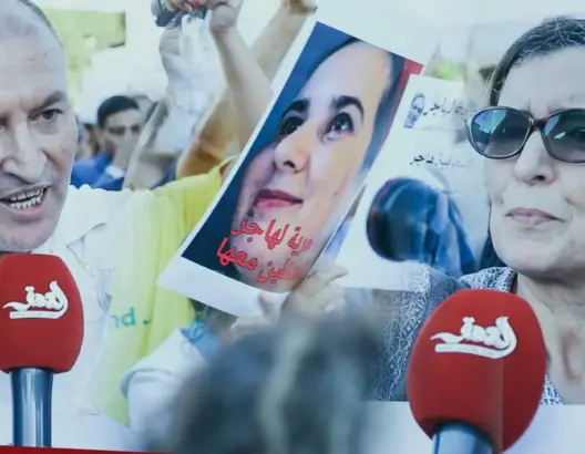 في وقفة أمام البرلمان.. حقوقيون وإعلاميون وعائلة الطبيب يطالبون بالإفراج عن هاجر ومن معها