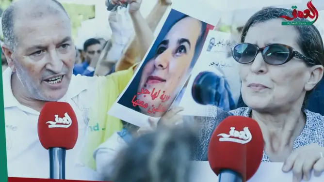 في وقفة أمام البرلمان.. حقوقيون وإعلاميون وعائلة الطبيب يطالبون بالإفراج عن هاجر ومن معها