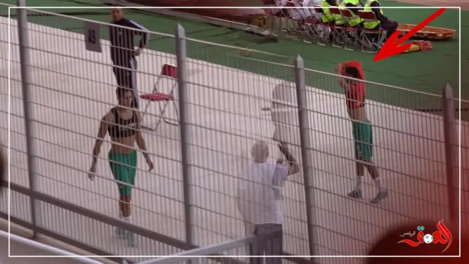 حكيمي يهدي قميص “الأسود” لمشجع وجدي