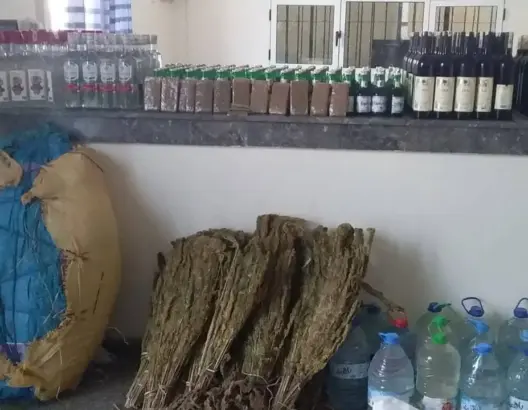حجز خمور مهربة ومخدرات داخل منزل بوالماس (صور)