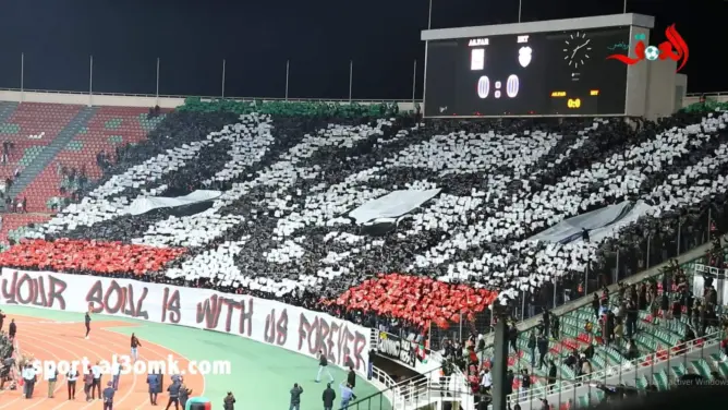 جماهير الجيش الملكي تبدع بتيفو أمام اتحاد طنجة (فيديو)