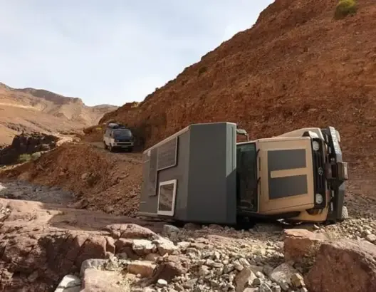 انقلاب شاحنة على متنها سائحان ألمانيان بواد ضواحي طاطا