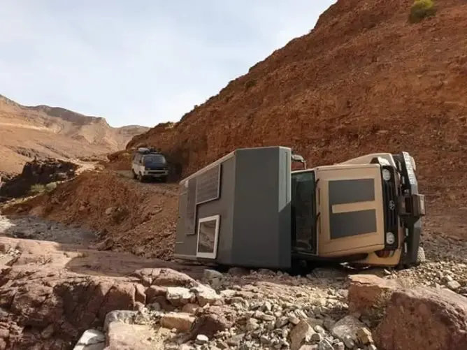 انقلاب شاحنة على متنها سائحان ألمانيان بواد ضواحي طاطا