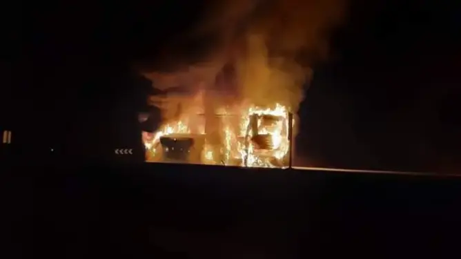 النيران تلتهم حافلة لنقل المسافرين بمنحدر الموت “أمسكرود”