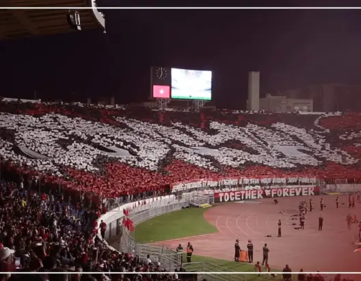 من جديد.. جماهير الوداد تبدع بتيفو رهيب وتزلزل “دونور”(فيديو)