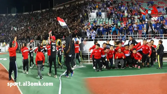 هكذا استقبلت جماهير اتحاد طنجة والجيش الملكي المتخب المغربي والمصري لقصار القامة(فيديو)