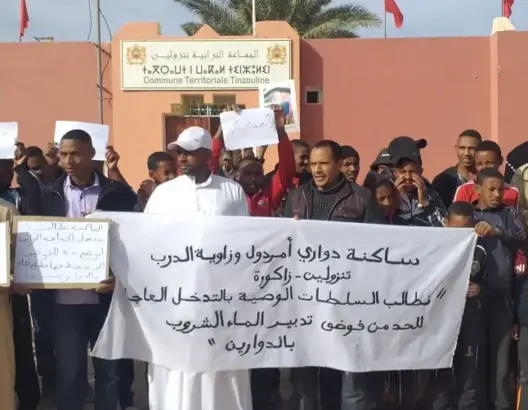 ساكنة تنزولين تحتج أمام مقر الجماعة بسبب مشكل الماء