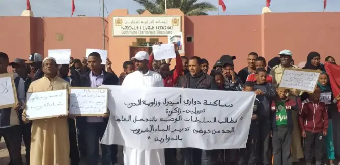 ساكنة تنزولين تحتج أمام مقر الجماعة بسبب مشكل الماء