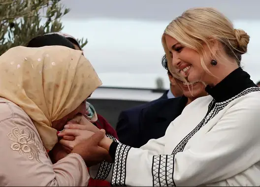 تقبيل سيدة مغربية يد نجلة ترامب يقسم “مغاربة الفيسبوك”