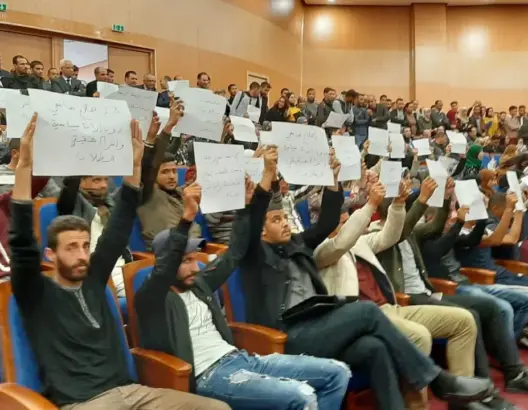 بحضور اعويشة.. طلبة سطات يحتجون خلال حفل تنصيب رئيسة الجامعة (صور)