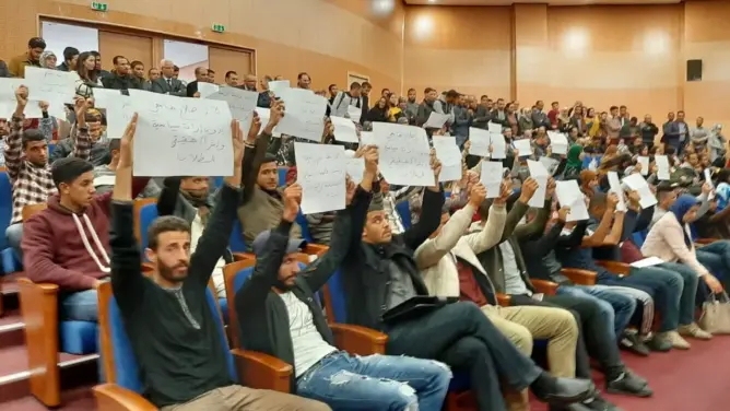 بحضور اعويشة.. طلبة سطات يحتجون خلال حفل تنصيب رئيسة الجامعة (صور)