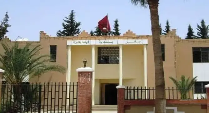 بشكل هستيري.. موظف يتهجم على زملائه ببلدية أيت ايعزة بالسلاح الأبيض