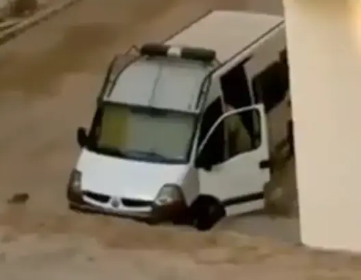 الداخلية تفتح تحقيقا في فيديو لرجل أمن يمارس الجنس بسيارة أمنية