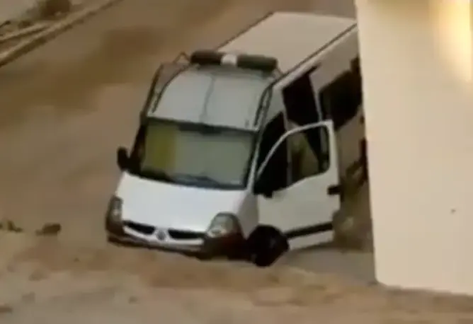الداخلية تفتح تحقيقا في فيديو لرجل أمن يمارس الجنس بسيارة أمنية