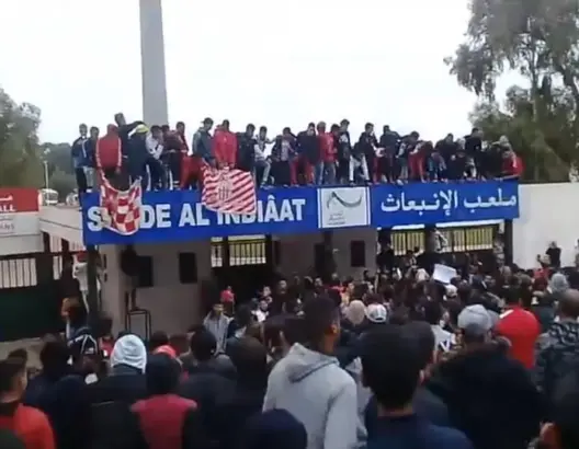 جماهير أكادير غاضبة من إقالة المدرب.. احتجاجات ومطالب برحيل المكتب (صور)