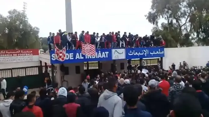 جماهير أكادير غاضبة من إقالة المدرب.. احتجاجات ومطالب برحيل المكتب (صور)