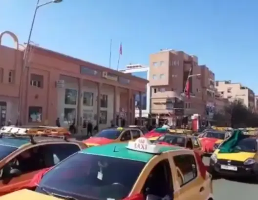 هكذا عبر سائقو “الطاكسيات” ببني ملال عن غضبهم من إحراق العلم الوطني بباريس