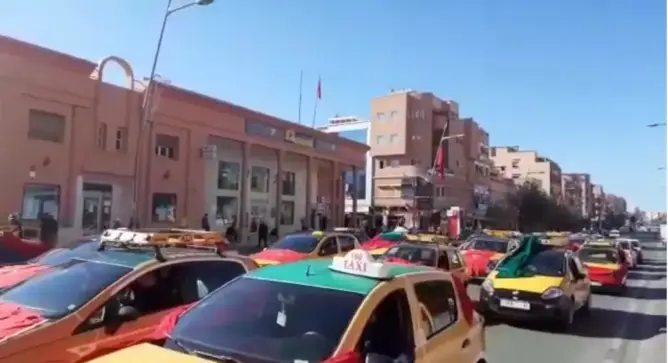 هكذا عبر سائقو “الطاكسيات” ببني ملال عن غضبهم من إحراق العلم الوطني بباريس