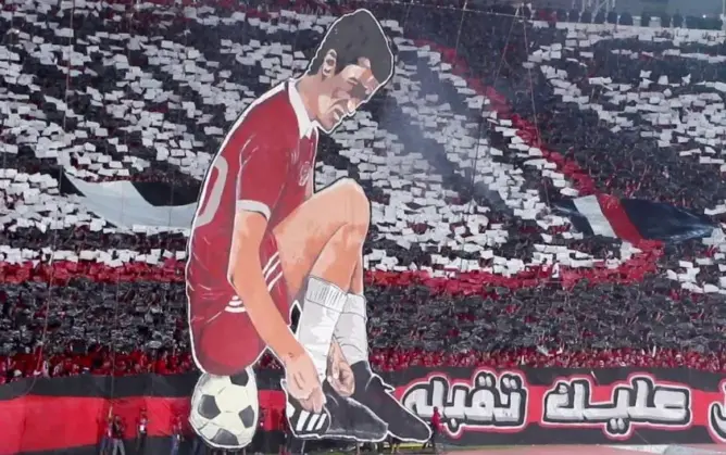 جماهير الوداد تستحضر تاريخ الديربي بتيفو خيالي للاعب بيتشو (فيديو)
