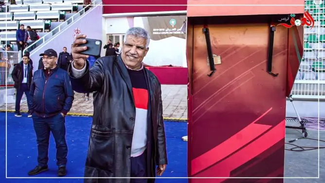 الكوميدي عاطر يمازح جهاز “الفار” بملعب وجدة(فيديو)