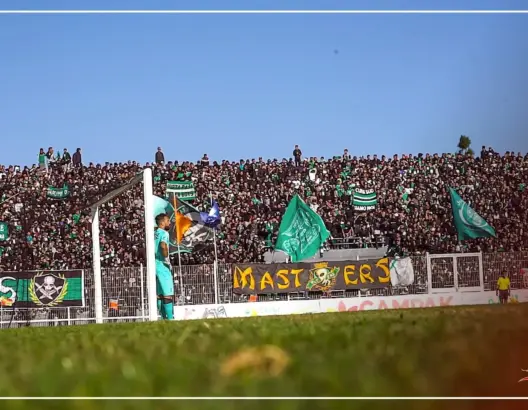 الجماهير الرجاوية تهز مدرجات ملعب برشيد بأغنية “المظلوم” (فيديو)