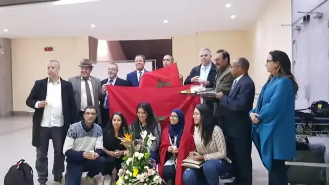 تلميذات مغربيات يتوجن بجائزة “أفضل مقاولة مدرسية شابة” بعمان (صور)
