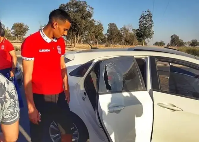 بعد مباراة الجيش.. قاصرون يهشمون سيارة بوفتني نجم الحسنية
