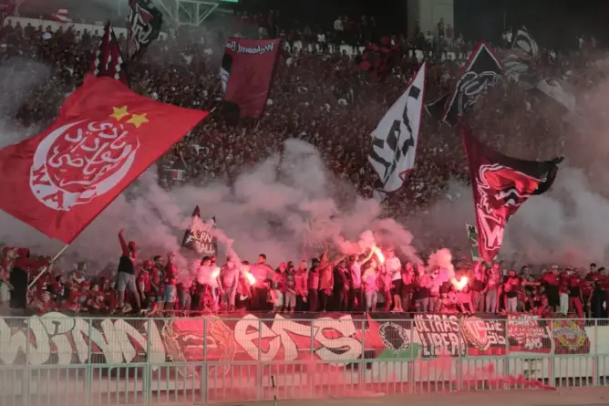 “كركاج” خيالي لجماهير الوداد خلال مباراة “الديربي” (فيديو)