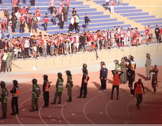 هكذا تبادل لاعبوا وجماهير التطواني التحايا بعد الخروج من كأس العرش(فيديو)