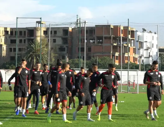 الوداد يجري أخر حصة تدريبية قبل مواجهة صاندونز (فيديو)